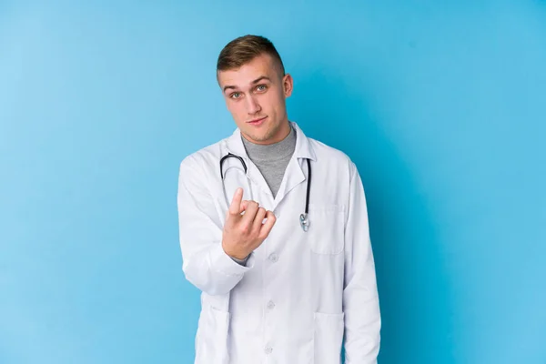 Ung Kaukasisk Läkare Man Pekar Med Fingret Dig Som Inbjudande — Stockfoto
