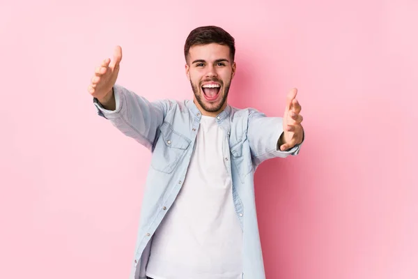 Joven Hombre Negocios Caucásico Posando Fondo Blanco Aislado Siente Seguro — Foto de Stock