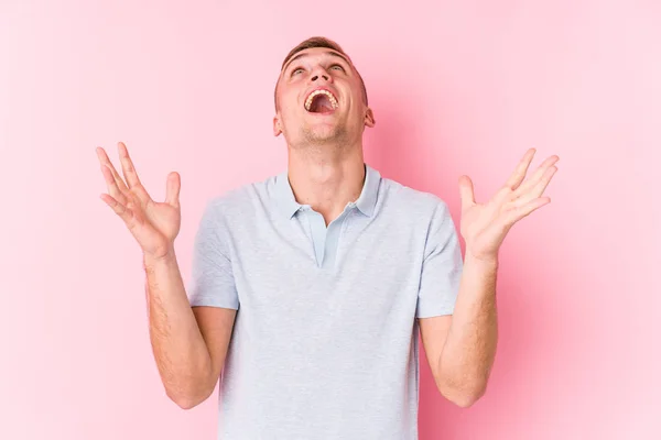 Young Caucasian Man Isolated Screaming Sky Looking Frustrated — Stock Photo, Image