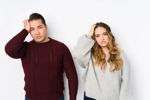 Casal Jovem Posando Fundo Branco Cansado Muito Sonolento Mantendo Mão — Fotografia de Stock