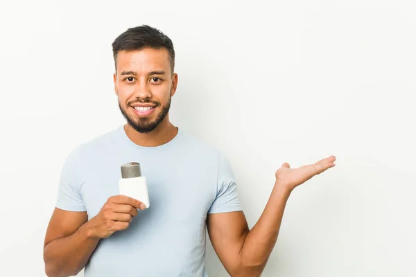 Joven Hombre Sudasiático Sosteniendo Una Crema Después Del Afeitado Mostrando — Foto de Stock