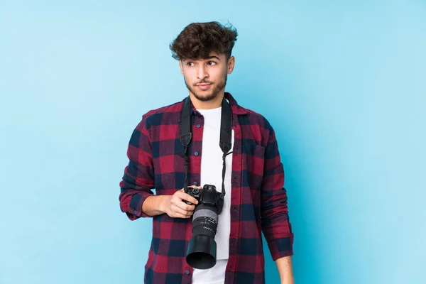 Ung Arabisk Fotograf Man Isolerad Förvirrad Känns Tveksam Och Osäker — Stockfoto