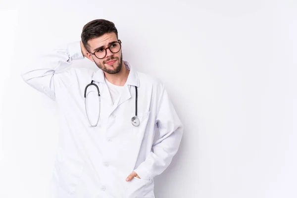 Junge Kaukasische Arzt Mann Isoliert Berührung Hinterkopf Denken Und Eine — Stockfoto