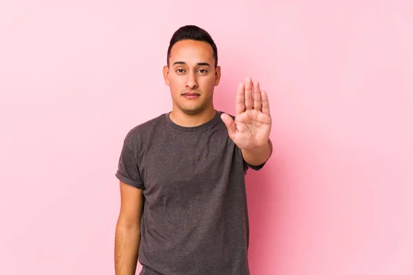 Yooung Latino Homem Posando Fundo Rosa Com Mão Estendida Mostrando — Fotografia de Stock