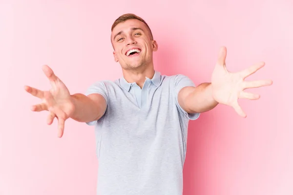 Joven Caucásico Hombre Aislado Siente Seguro Dar Abrazo Cámara — Foto de Stock