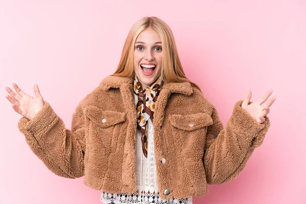 Young Blonde Woman Wearing Coat Pink Background Receiving Pleasant Surprise — Stock Photo, Image