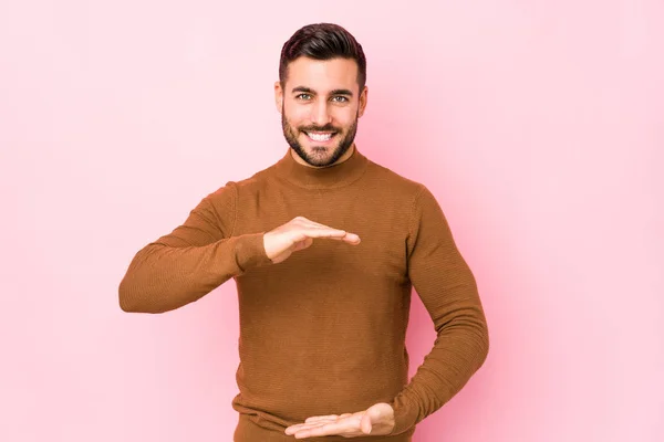 Young Caucasian Man Pink Background Isolated Holding Something Both Hands — Stok fotoğraf