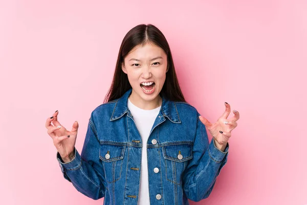 Jonge Chinees Vrouw Poseren Een Roze Achtergrond Geïsoleerd Schreeuwen Met — Stockfoto