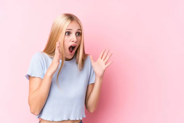 Joven Rubia Sobre Fondo Rosa Grita Fuerte Mantiene Los Ojos — Foto de Stock