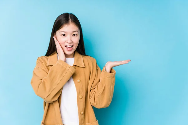 Joven Mujer China Posando Fondo Azul Aislado Sostiene Espacio Copia — Foto de Stock