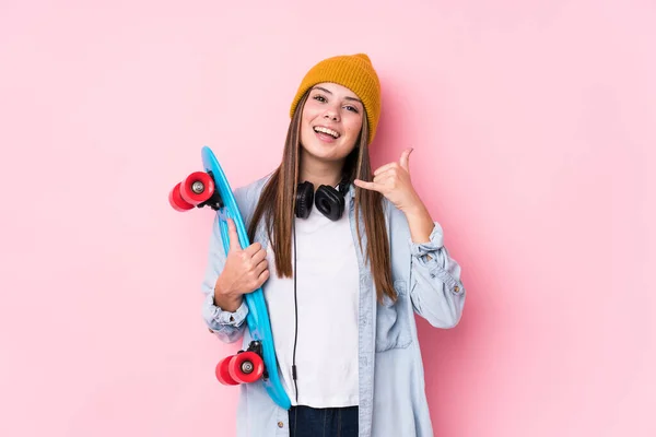 Молода Ковзанярка Тримає Скейт Показуючи Жест Мобільного Телефону Пальцями — стокове фото