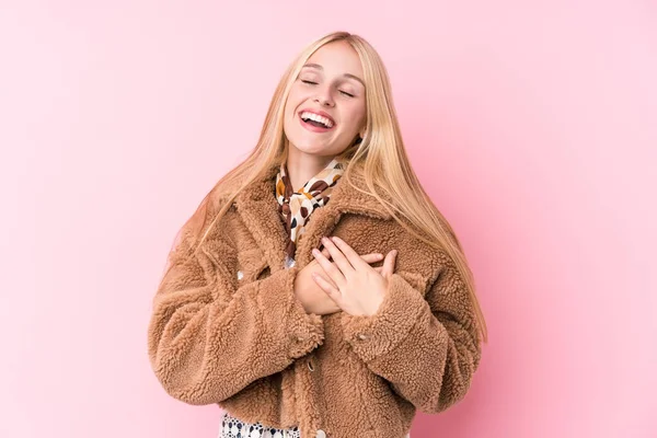 Ung Blond Kvinna Bär Jacka Mot Rosa Bakgrund Skrattar Hålla — Stockfoto