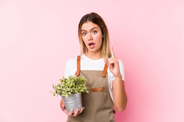 Young Caucasian Gardener Woman Pink Background Having Idea Inspiration Concept — 스톡 사진