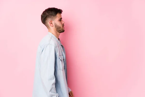 Giovane Uomo Affari Caucasico Posa Uno Sfondo Bianco Isolato Guardando — Foto Stock