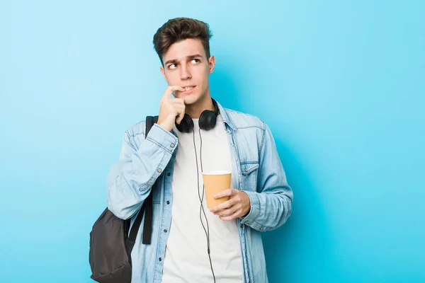 Junger Kaukasischer Student Hält Entspannt Einen Kaffee Zum Mitnehmen Der — Stockfoto