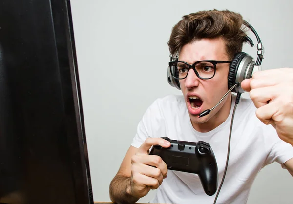 Adolescente Caucasiano Homem Jogando Jogos Computador — Fotografia de Stock
