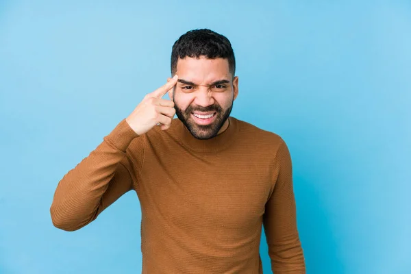 Jovem Latino Contra Fundo Azul Isolado Mostrando Gesto Decepção Com — Fotografia de Stock