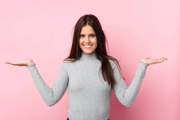 Joven Linda Mujer Hace Escala Con Los Brazos Siente Feliz — Foto de Stock