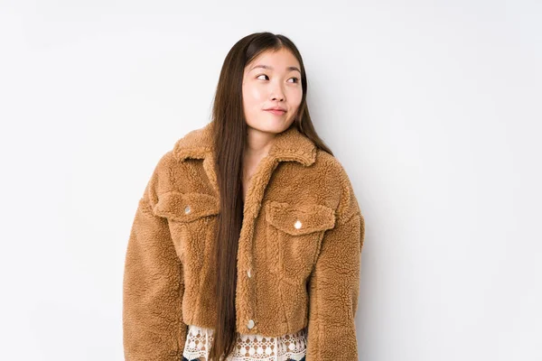 Jonge Chinese Vrouw Poseren Een Witte Achtergrond Geïsoleerde Dromen Van — Stockfoto