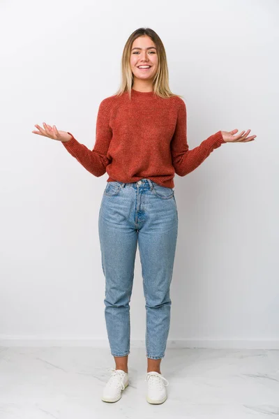 Corpo Pieno Giovane Donna Caucasica Mostrando Espressione Benvenuto — Foto Stock