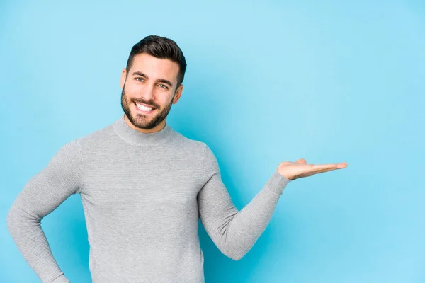 Jonge Blanke Man Tegen Een Blauwe Achtergrond Geïsoleerd Toont Een — Stockfoto