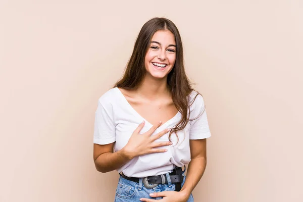 Joven Mujer Caucásica Posando Risas Aisladas Felizmente Divierte Manteniendo Las — Foto de Stock