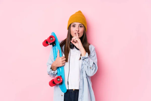 Joven Patinadora Mujer Sosteniendo Patín Guardando Secreto Pidiendo Silencio — Foto de Stock