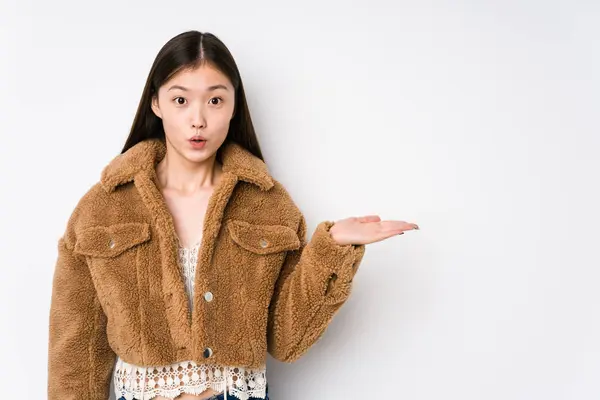 Joven Mujer China Posando Fondo Blanco Aislado Impresionado Sosteniendo Espacio — Foto de Stock