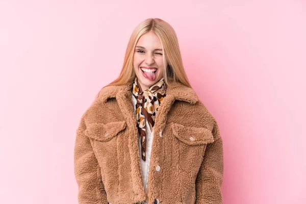 Ung Blond Kvinna Bär Rock Mot Rosa Bakgrund Rolig Och — Stockfoto