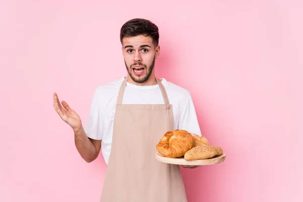 Junger Kaukasischer Bäcker Isoliert Überrascht Und Schockiert — Stockfoto