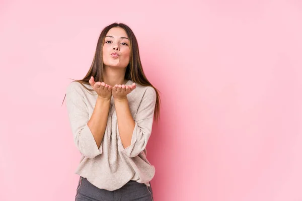 Jeune Femme Caucasienne Posant Des Lèvres Pliantes Isolées Tenant Des — Photo