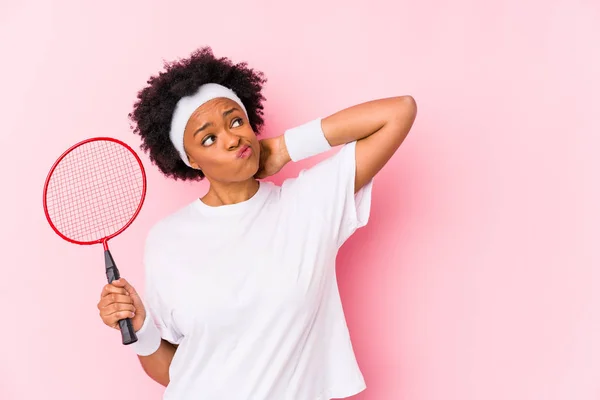 若いアフリカ系アメリカ人の女性は 頭の後ろに触れ 選択を隔てるバドミントンをしている — ストック写真