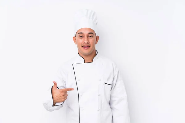 年轻的拉丁厨师孤立无援 手拉手指向衬衫复制空间 自豪而自信 — 图库照片