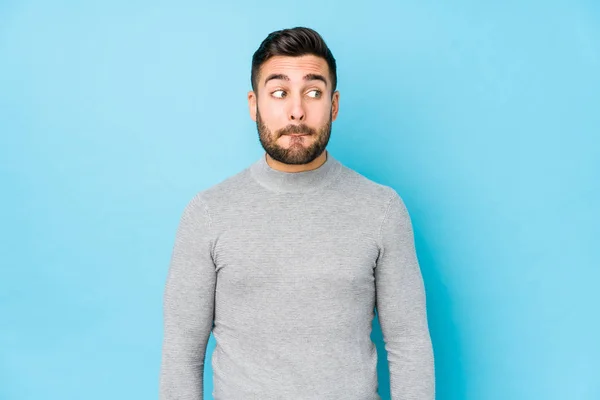 Young Caucasian Man Blue Background Isolated Confused Feels Doubtful Unsure — Stock Photo, Image