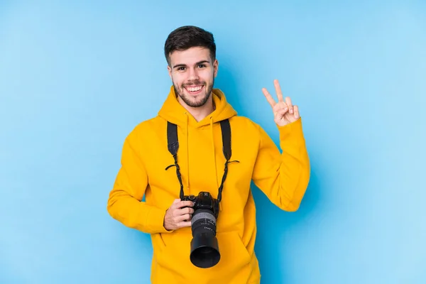 Joven Fotógrafo Caucásico Aislado Mostrando Número Dos Con Los Dedos — Foto de Stock