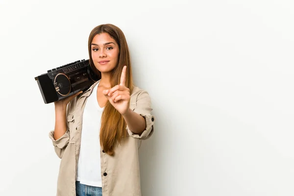 Joven Mujer Caucásica Sosteniendo Guetto Blaster Mostrando Número Uno Con —  Fotos de Stock