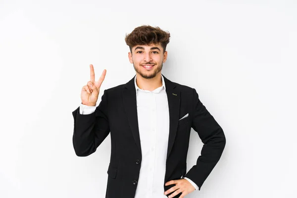 Jovem Homem Negócios Árabe Isolado Mostrando Número Dois Com Dedos — Fotografia de Stock