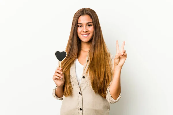 Mulher Branca Jovem Segurando Uma Forma Coração Mostrando Número Dois — Fotografia de Stock