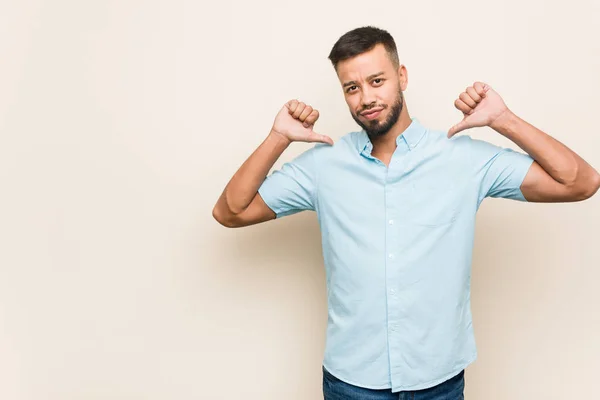 Jovem Sul Asiático Homem Sente Orgulhoso Auto Confiante Exemplo Seguir — Fotografia de Stock