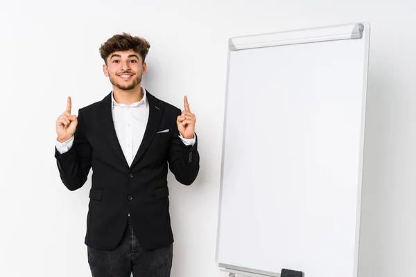 Młody Biznes Coaching Arabski Człowiek Wskazuje Oba Palce Góry Pokazując — Zdjęcie stockowe