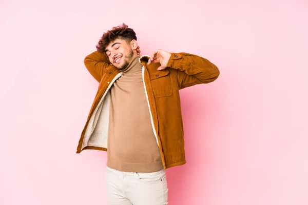 Joven Árabe Posando Sobre Fondo Rosa —  Fotos de Stock