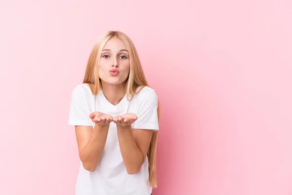 Giovane Donna Bionda Sfondo Rosa Labbra Pieghevoli Palme Mano Inviare — Foto Stock