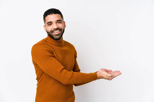 Joven Latino Sobre Fondo Blanco Aislado Sosteniendo Espacio Copia Una — Foto de Stock