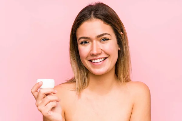 Joven Mujer Caucásica Sosteniendo Una Crema Hidratante Aislada Feliz Sonriente — Foto de Stock