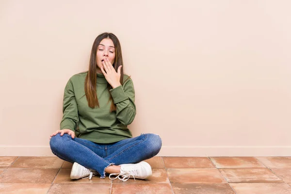 Mulher Branca Jovem Sentada Chão Bocejo Isolado Mostrando Gesto Cansado — Fotografia de Stock