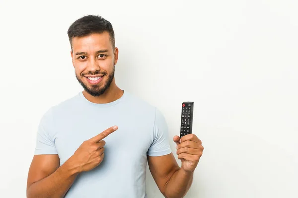 Jovem Sul Asiático Homem Segurando Controlador Sorrindo Apontando Para Lado — Fotografia de Stock