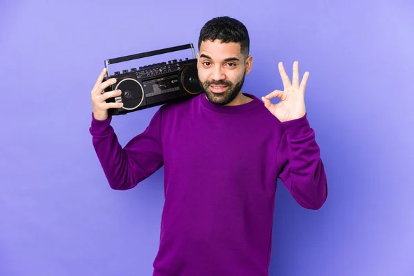 Jonge Arabische Man Met Een Radio Cassette Geïsoleerd Jonge Arabische — Stockfoto