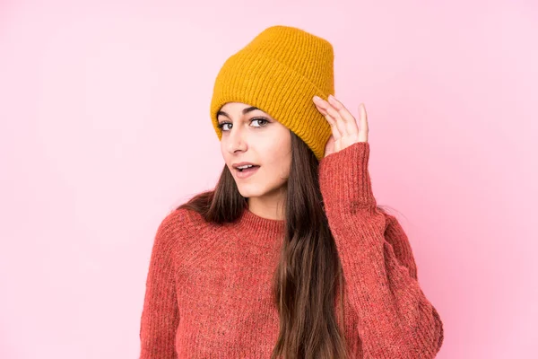 Joven Mujer Caucásica Usando Una Gorra Lana Tratando Escuchar Chisme — Foto de Stock