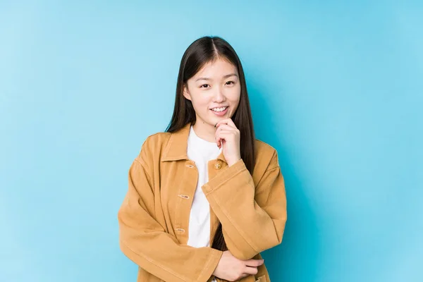 Mulher Chinesa Jovem Posando Fundo Azul Isolado Sorrindo Feliz Confiante — Fotografia de Stock