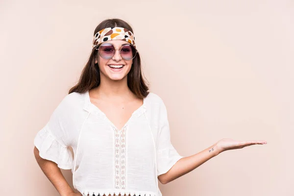 Jovem Mulher Caucasiana Hipter Isolado Mostrando Espaço Cópia Uma Palma — Fotografia de Stock